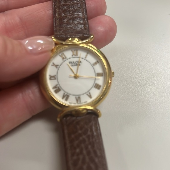 Bulova Gold tone with Brown Leather Strap Watch ladies in preowned condition - Picture 4 of 6